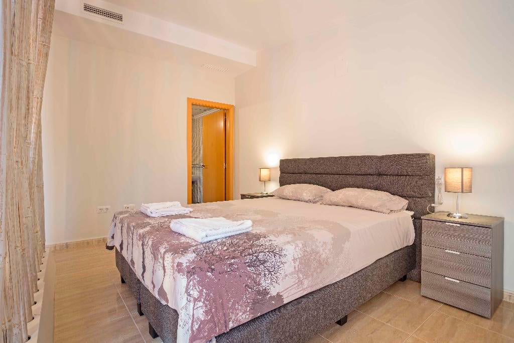 Dormitorio con cama doble MMC Property Services