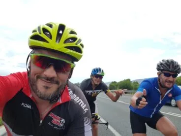 Doucet con dos compañeros de Xàbia en el tramo de bici