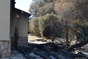 Estado en el que quedó una vivienda alcanzada por las llamas