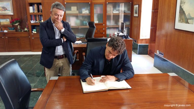 Francesc Colomer firma en el libro de honor del Ayuntamiento