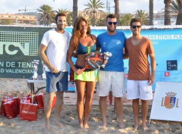 Jugadora con su trofeo