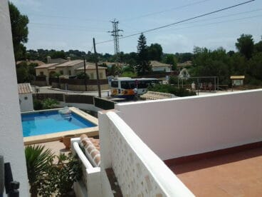 La creación de la parada de bus eliminando la zona verde