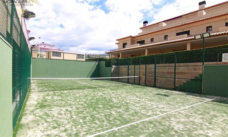 MORAGUESPONS Mediterrane huizen Tennisbaan
