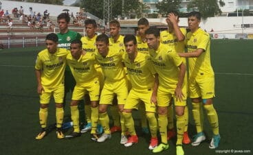 Trío arbitral con los capitanes
