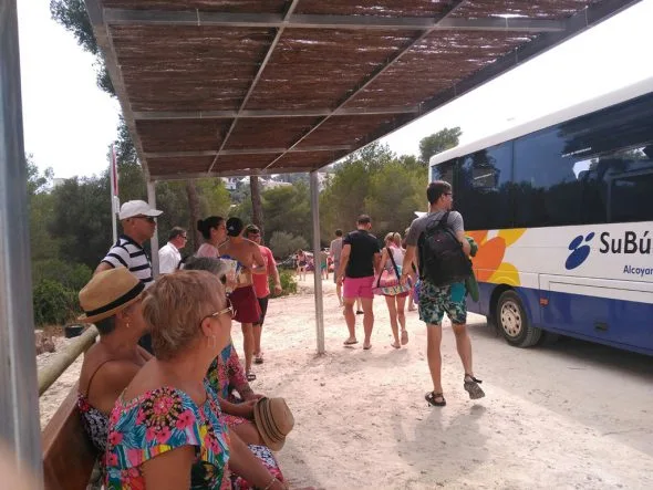 Parada autobús en Costa Nova