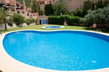 Piscina comunitaria Aguila Rent a Villa