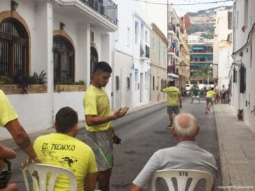 Público siguiendo la partida en Xàbia