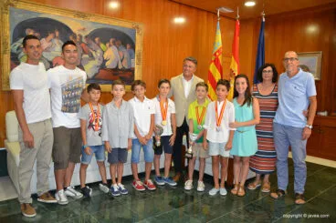 Recibimiento de los pequeños campeones xabieros en Gimnasia Artística con los entrenadores