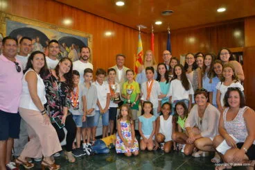 Recibimiento de los pequeños campeones xabieros en Gimnasia Artística con sus familiares