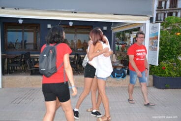 Regalan abrazos al público