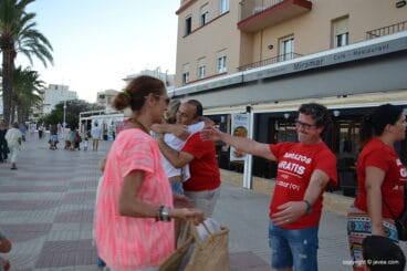 Regalan abrazos al público