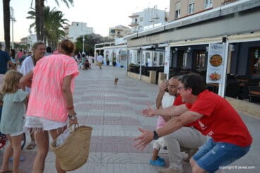 Regalan abrazos al público