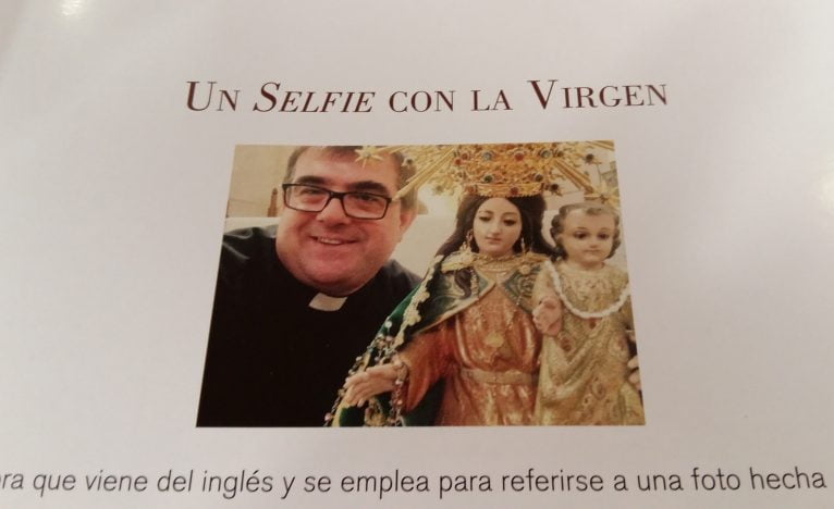 Selfie del párroco con la Virgen del Loreto