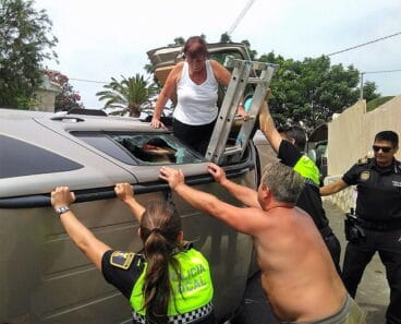 Un vehículo choca contra un muro