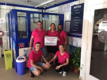 Trabajadores del establecimiento de venta de loteria y estanco del Arenal de Xàbia