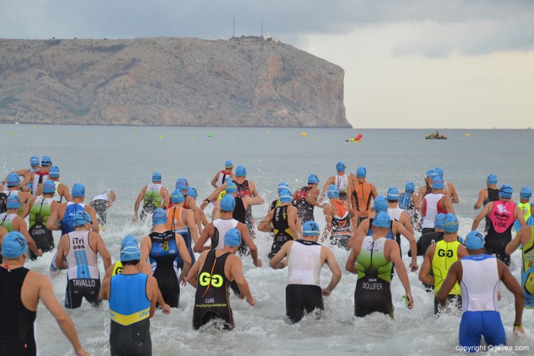 Triatletas en el agua de Xàbia