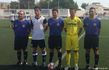 Trío arbitral con los capitanes