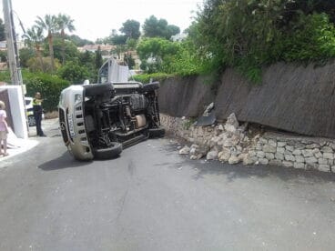 Un vehículo vuelca tras chocar contra un muro