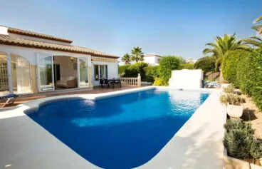 Amplia piscina privada Aguila Rent a Villa