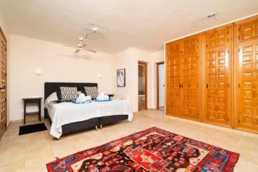 Amplio dormitorio Aguila Rent a Villa