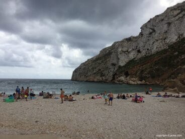 Bañistas en la Cala de la Granadella