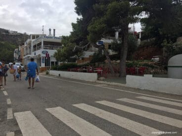 Bañistas y Restaurante de la Cala Granadella