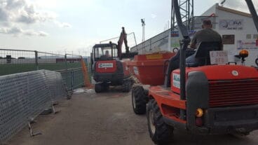 Construyen la cubierta de la grada del campo de fúltbol