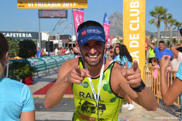 El triatleta de Xàbia Raúl tras cruzar la meta