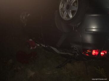 El vehículo del accidente volcado