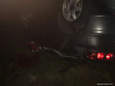 El vehículo del accidente volcado