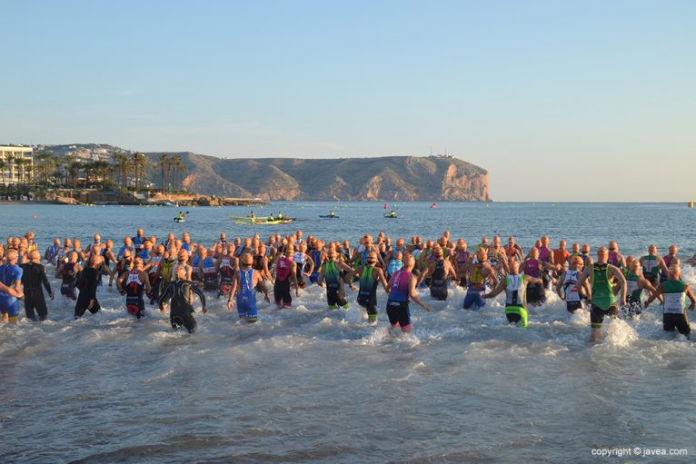 En el agua los triatletas Olímpicos Lliga Caixa Popular
