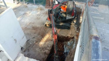 Excavación para instalación de la cubierta del campo de futbol