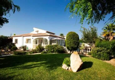 Fachada de la casa Aguila Rent a Villa