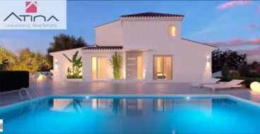 Fachada de la casa y piscina Atina Inmobiliria