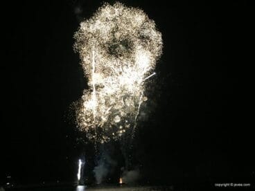 Final de fiestas con el disparo del castillo