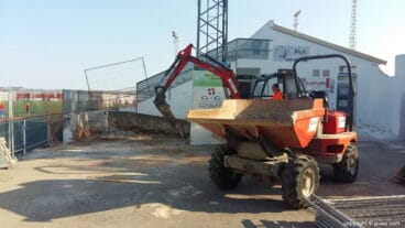 Inicio de trabajos de instalación de cubierta en el campo de fútbol
