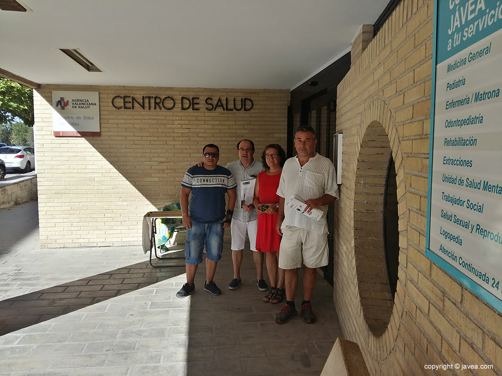 La delegación de Podemos valorando las deficiencias del Centro de Salud