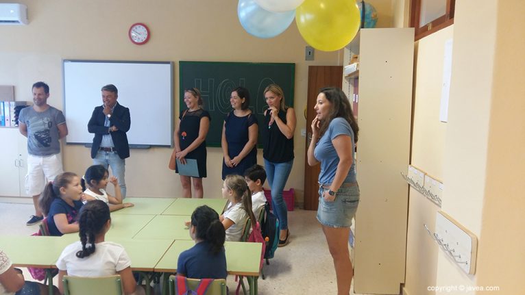 Los alumnos del Colegio Port de Xàbia reciben al alcalde y concejales