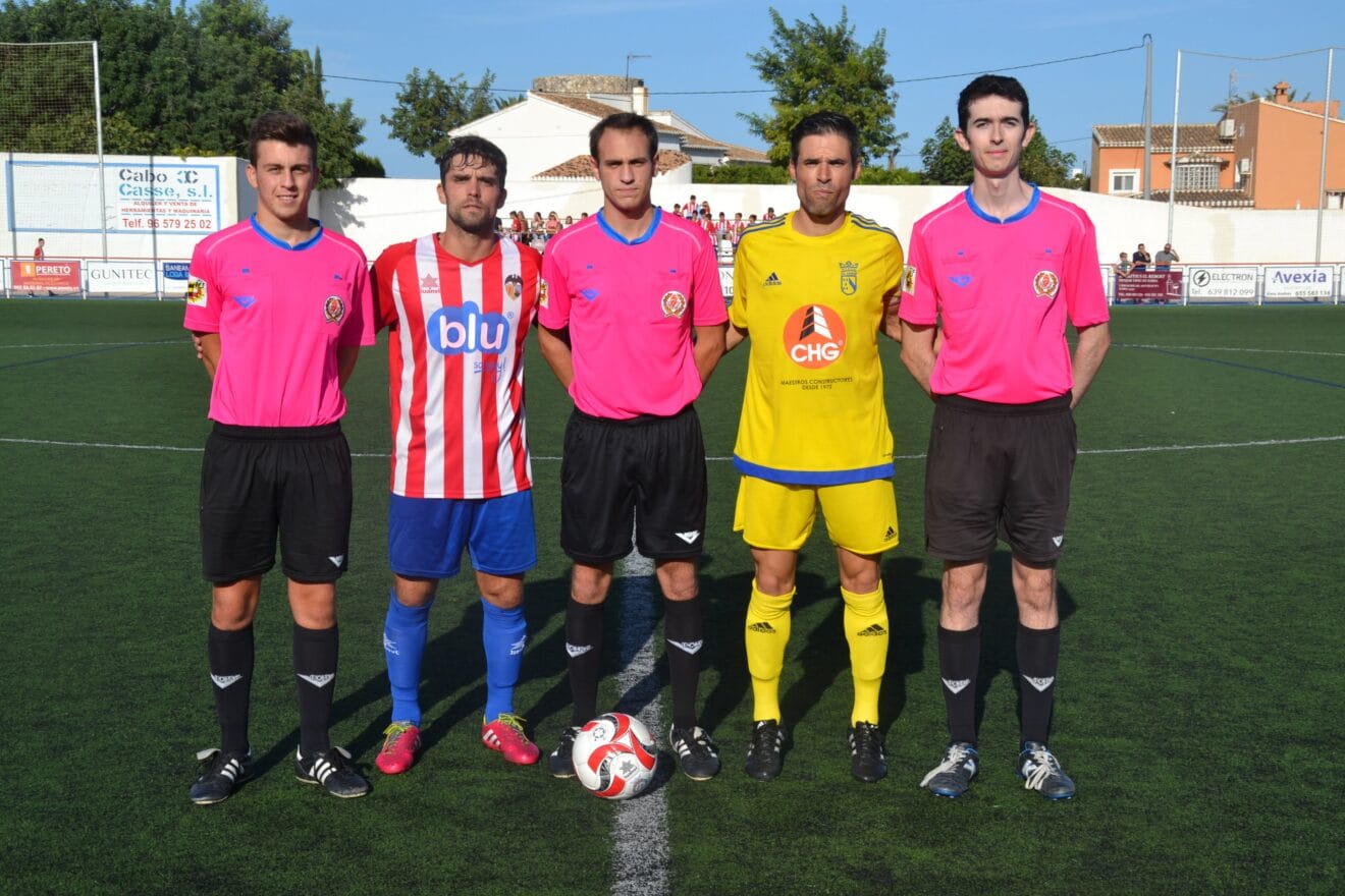 Los capitanes con los árbitros
