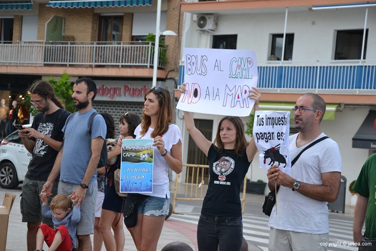 Manifestantes con las pancartas