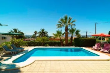 Piscina y hamacas Aguila Rent a Villa