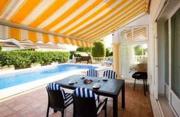 Piscina y terraza Aguila Rent a Villa