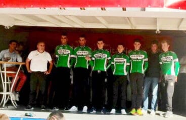 Toni Molina con sus compañeros de equipo en el podio