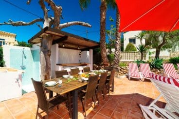 Zona comedor exterior Aguila Rent a Villa