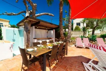 Zona comedor exterior Aguila Rent a Villa