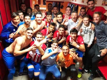Alegría de los jugadores del CD Jávea en el vestuario
