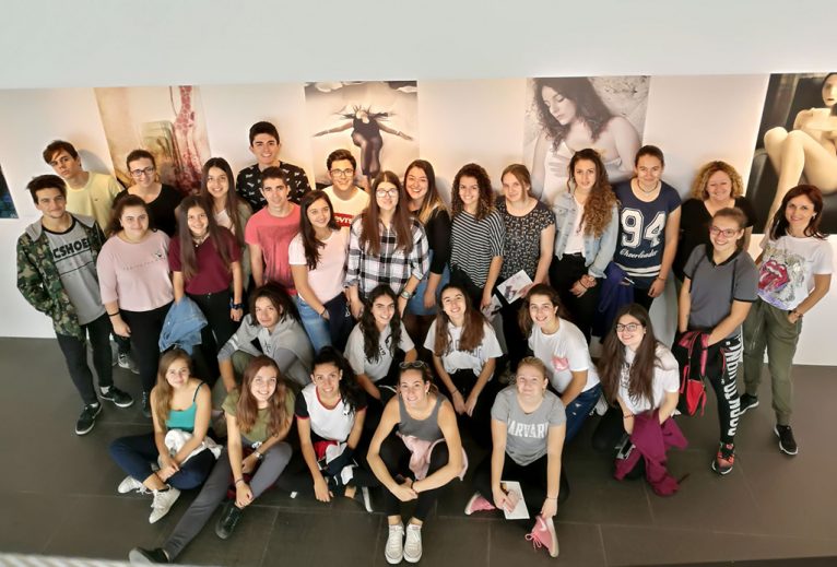 Alumnos de Xàbia visitan la exposición de Antuán El8