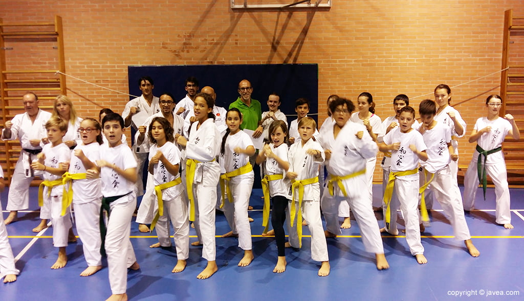 Alumnos de Karate Washinkai con el edil Vicent Colomer y el maestro Eduardo Tovar
