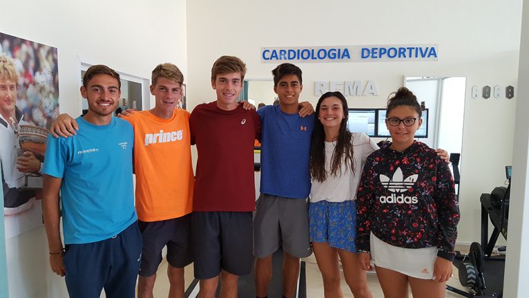 Alumnos de la Academia tenis Ferrer en Clínica Rema