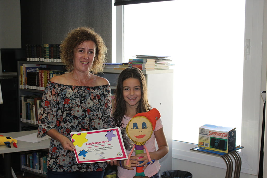 Anna Buigues, ganadora de la mascota de la Biblioteca junto a ‘Flexi’